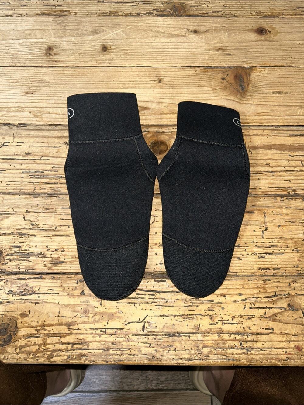 Capas Adult Unisex Beach Socks Black NWOT